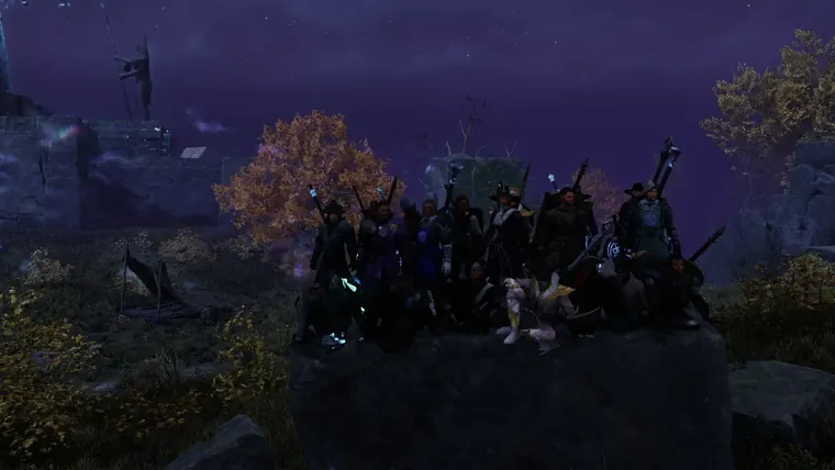 Gruppenbild auf einem Felsen unter violettem Nachthimmel — Closed Beta, 1. August 2021.